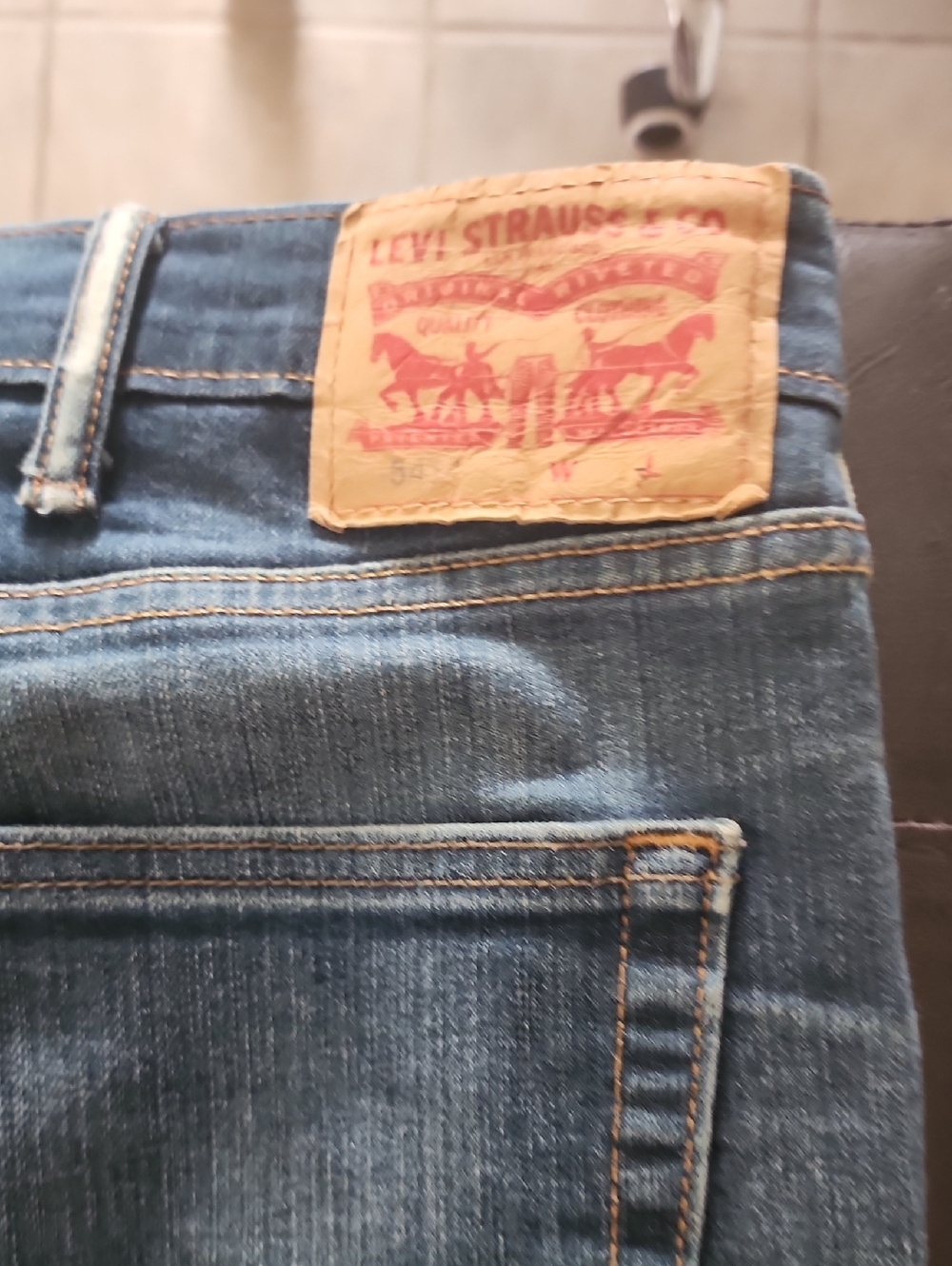 42 x 32 Levi's Men’s Dark Blue Slim Straight Jeans with Leather Patch
